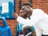 Bukayo Saka inspira novamente com doação de uniformes escolares para famílias em dificuldades