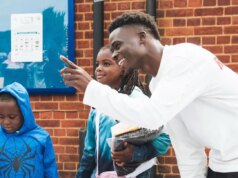 Bukayo Saka inspira novamente com doação de uniformes escolares para famílias em dificuldades