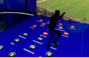 Jamie Carragher enlouquece após a dramática vitória do Rio Ngumoha no Liverpool