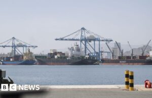 EUA atacam lanchas rápidas iranianas enquanto o Irã ataca instalações petrolíferas dos Emirados Árabes Unidos