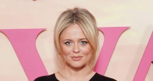 Emily Atack diz que estava “muito doente” com sepse após o nascimento do primeiro filho