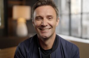 Por que o cofundador do Soccer Help, Jonathan Wilkes, parou de jogar pela UNICEF e fez amizade com Robbie Williams