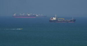 Preços do petróleo mistos enquanto AIE sinaliza maior volatilidade no futuro, OPEP reduz previsão de demanda