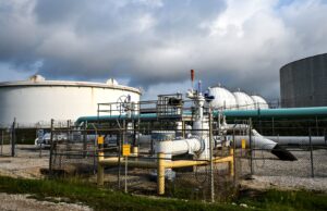 Preços do petróleo caem enquanto Trump interrompe esforço de escolta de Hormuz