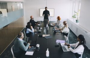 Você precisa de um diretor de IA? Veja como a tecnologia está mudando as salas de reuniões