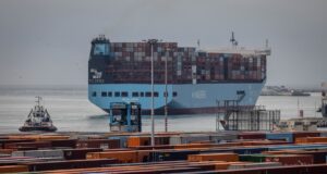 Como a Maersk e os militares dos EUA conseguiram que um navio passasse pelo Estreito de Ormuz