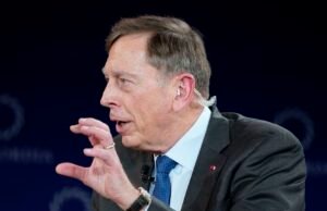 O Irã está em “processo de piscar” sobre o Estreito de Ormuz, diz Petraeus