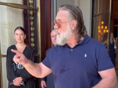 A estrela de Supernanny, Jo Frost, defende Russell Crowe depois que o ator foi filmado em erupção em caçadores de autógrafos em Paris