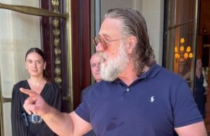 A estrela de Supernanny, Jo Frost, defende Russell Crowe depois que o ator foi filmado em erupção em caçadores de autógrafos em Paris
