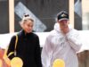 Hugh Jackman e Sutton Foster parecem tensos no passeio depois de serem ‘pego de surpresa’ pelo pedido de sua ex-esposa Deborra-Lee Furness