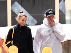 Hugh Jackman e Sutton Foster parecem tensos no passeio depois de serem ‘pego de surpresa’ pelo pedido de sua ex-esposa Deborra-Lee Furness