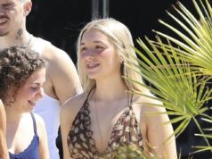 Harper Beckham, 14 anos, invade o guarda-roupa de sua mãe Victoria enquanto ela usa seu vestido de verão de chiffon para o almoço em família durante férias luxuosas em Ibiza