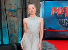 Roxy Horner deslumbra em um vestido prateado de lantejoulas ao se juntar à glamorosa Camila Mendes na estreia repleta de estrelas de Masters Of The Universe no Reino Unido