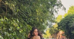 Selena Gomez enfrenta a onda de calor de Londres durante viagem ao Reino Unido enquanto visita Hampstead Heath e aprecia as vistas da capital