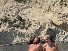 David Beckham e Romeo exibem seus físicos tonificados enquanto tomam sol no Mediterrâneo, enquanto Victoria compartilha lindas fotos das férias em família