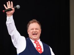 Como Mr Tumble conquistou o mundo: Justin Fletcher transformou o talento para o palhaço em milhões no banco, uma mansão de campo de seis quartos e agora uma nova namorada 21 anos mais jovem