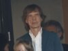 Mick Jagger, 82 anos, passa bons momentos com o filho sósia Deveraux, 9, enquanto torce pelo Arsenal na closing da Liga dos Campeões na Hungria