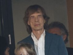 Mick Jagger, 82 anos, passa bons momentos com o filho sósia Deveraux, 9, enquanto torce pelo Arsenal na closing da Liga dos Campeões na Hungria