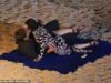 Lily Collins rouba um beijo ardente na praia de Mykonos durante as filmagens da última temporada de Emily em Paris