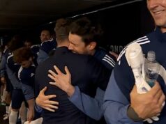Jack Whitehall confessa que “ficou acordado até as 3 da manhã chorando e bebendo” enquanto assistia ao desgosto do Arsenal na disputa de pênaltis antes de voltar de Budapeste para o Soccer Support