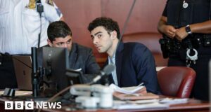 Juiz resolve que arma e escritos são admissíveis no julgamento de assassinato de Luigi Mangione em Nova York