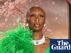 ‘Eu senti que minha humanidade foi bastardizada’: Cynthia Erivo diz que a reação ao incidente no tapete vermelho de Ariana Grande está enraizada no racismo