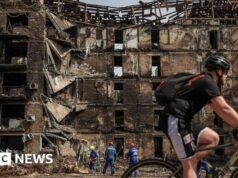 Rússia ameaça mais ataques em Kyiv e diz aos estrangeiros para saírem