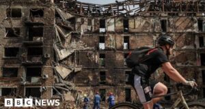 Rússia ameaça mais ataques em Kyiv e diz aos estrangeiros para saírem