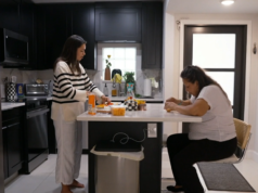 Depois de lutar durante anos para sobreviver, uma filha abriu sua casa para a mãe
