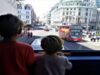 Crianças em toda a Inglaterra receberão viagens de ônibus gratuitas em agosto, sob o esquema governamental de £ 100 milhões