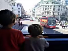 Crianças em toda a Inglaterra receberão viagens de ônibus gratuitas em agosto, sob o esquema governamental de £ 100 milhões