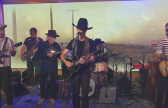 Sessões de sábado: Ryan Bingham e The Texas Gents se apresentam "Deixe o cachorro grande comer"