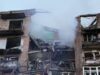 Escolas e edifícios residenciais são atingidos enquanto a Rússia ataca a capital da Ucrânia, Kiev, com mísseis e drones; 1 morto