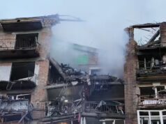Escolas e edifícios residenciais são atingidos enquanto a Rússia ataca a capital da Ucrânia, Kiev, com mísseis e drones; 1 morto