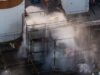 Autoridades da Califórnia dizem que uma possível rachadura em um tanque químico superaquecido pode reduzir o risco