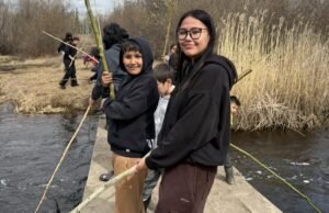 Pesca de armadilha 101: Os alunos aprendem métodos tradicionais em Clearwater River Dene Nation