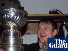 Claude Lemieux, ala impetuoso que ganhou quatro Copas Stanley, morre aos 60 anos