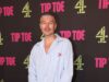 Estrelas de Coronation Avenue e Tip Toe deslumbram a estreia do thriller do Channel 4 no tapete vermelho de Manchester