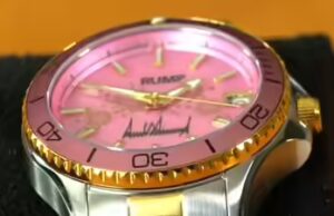 Trump Watch ‘Rump’ mal impresso: o presente de $ 640 do casal chega com erro de digitação; empresa oferece cartão de US$ 800