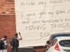Por que ‘notas’ misteriosas foram afixadas em duas casas em Salford