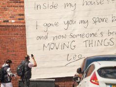 Por que ‘notas’ misteriosas foram afixadas em duas casas em Salford