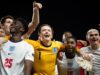 Quem está interpretando o jogador de futebol inglês em Expensive England da BBC, incluindo Jack Grealish e Marcus Rashford