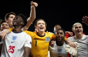 Quem está interpretando o jogador de futebol inglês em Expensive England da BBC, incluindo Jack Grealish e Marcus Rashford