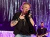 Axl Rose vai parar de jogar microfone depois que um fã ficou ferido