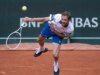 O número 6, Daniil Medvedev, chateado; O adolescente francês Moise Kouame, 17, avança