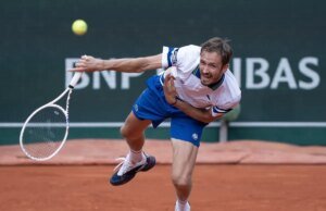 O número 6, Daniil Medvedev, chateado; O adolescente francês Moise Kouame, 17, avança