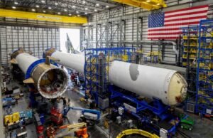 Blue Origin prepara novo foguete Glenn para lançar 48 satélites Amazon Leo após autorização da FAA