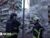 Equipes de resgate vasculham escombros de apartamentos em Kyiv depois que ataques russos massivos matam dois