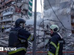 Equipes de resgate vasculham escombros de apartamentos em Kyiv depois que ataques russos massivos matam dois