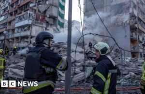 Equipes de resgate vasculham escombros de apartamentos em Kyiv depois que ataques russos massivos matam dois